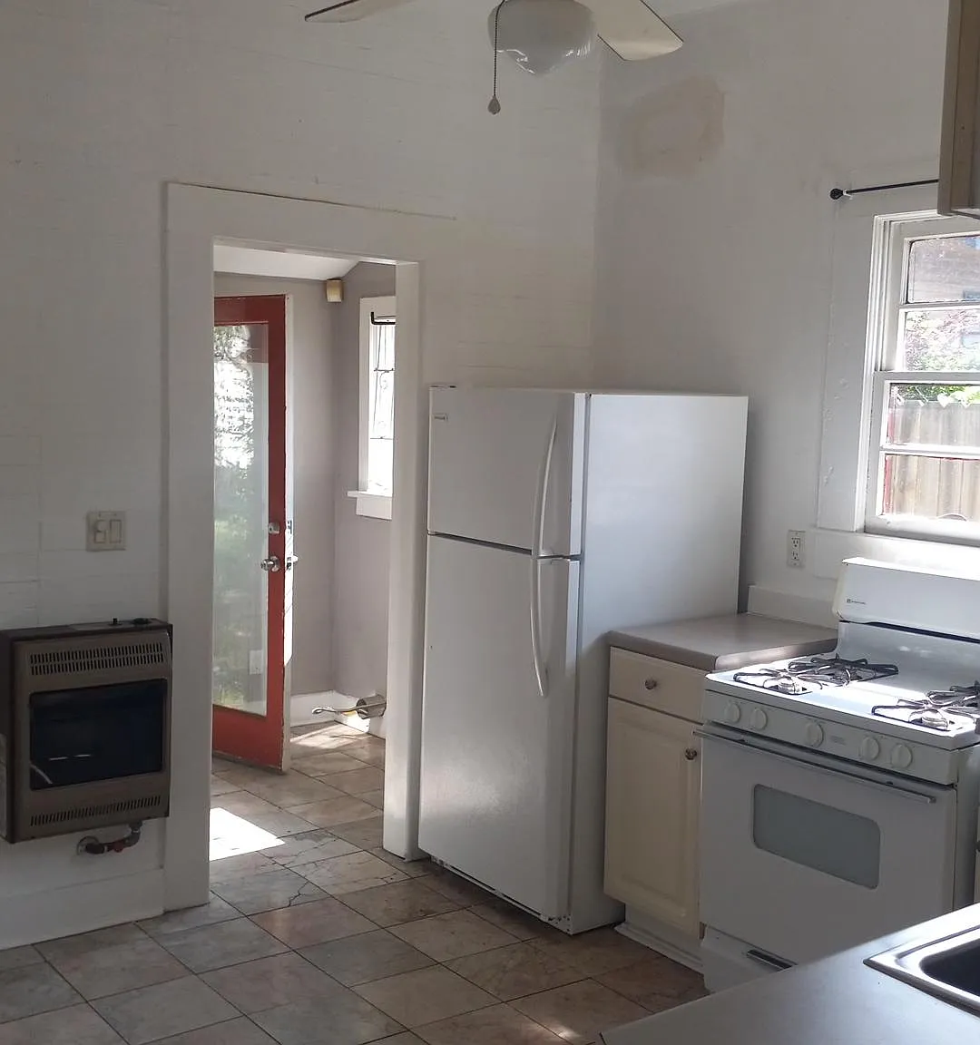 943 Wylie St SE — Photo 3