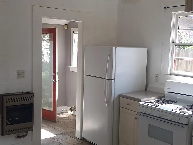 943 Wylie St SE — Photo 3