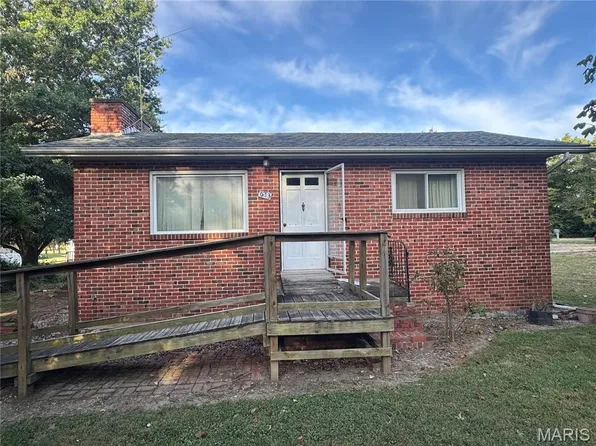 613 Market St, Hillsboro, IL 62049