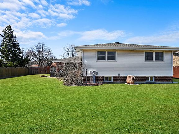 5th image of 15227 Saint Andrews Dr
