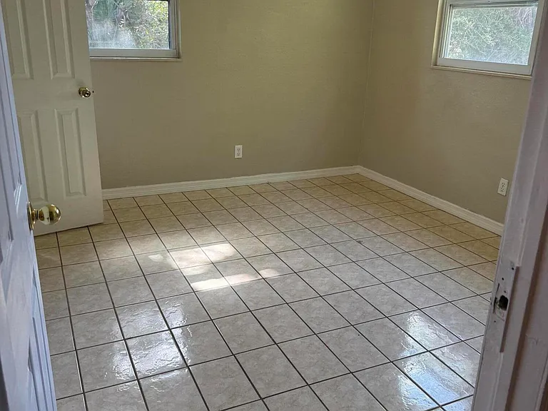3923 Harbor View Dr — Photo 6