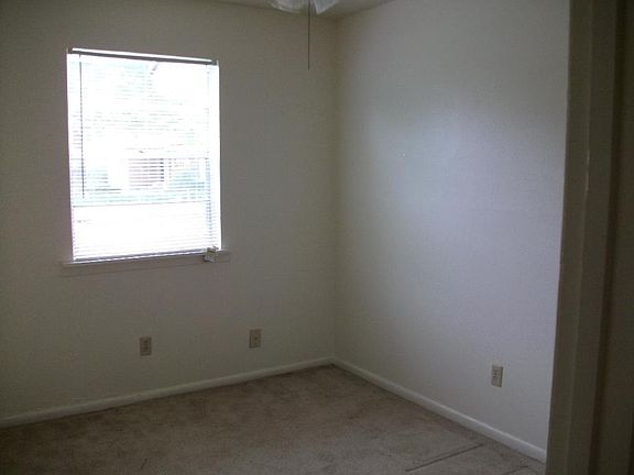 4th image of 718 W Avenue E
