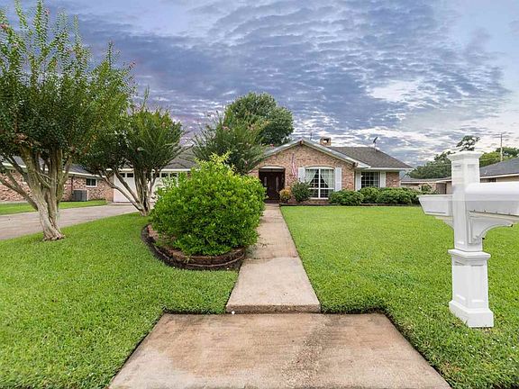 5th image of 985 Elaine Dr