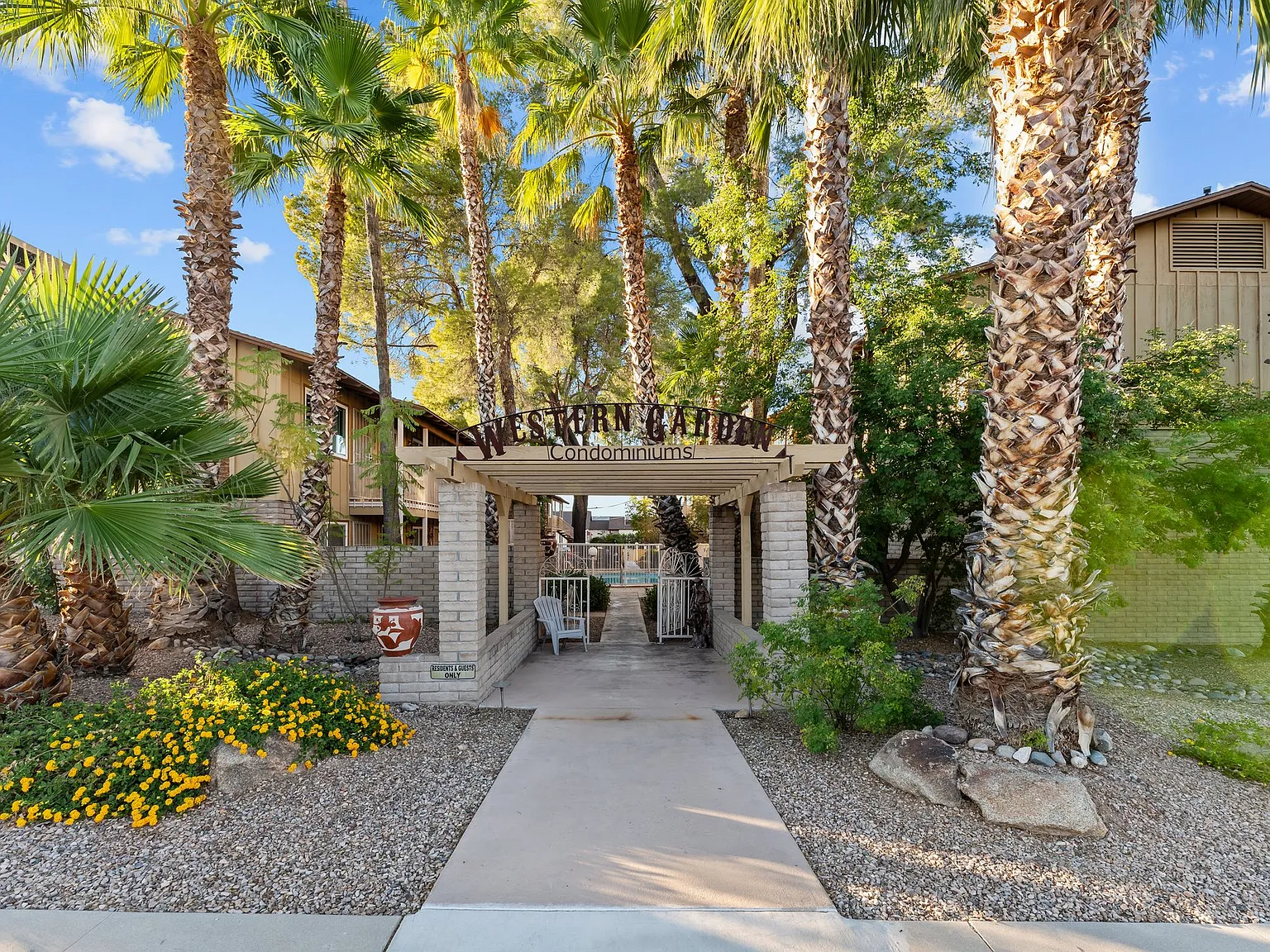 90 W Yavapai St — Photo 1