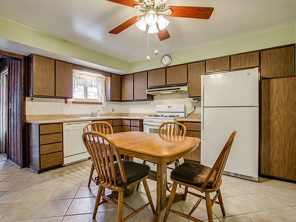 5th image of 25151 Richards Ave