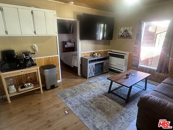 5th image of 208 E Mountain View Blvd