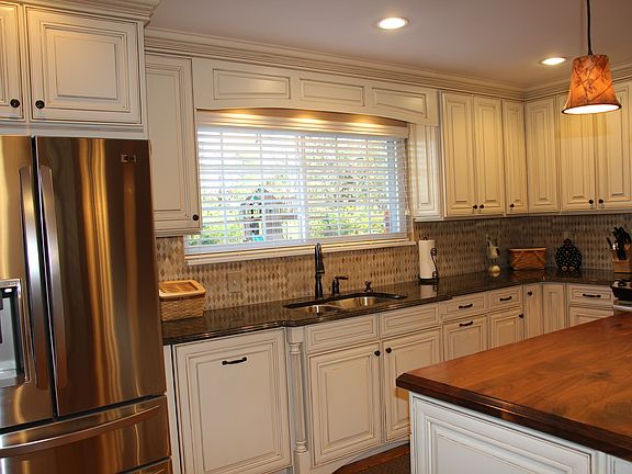 2nd image of 9440 Oakwood Manor Ln