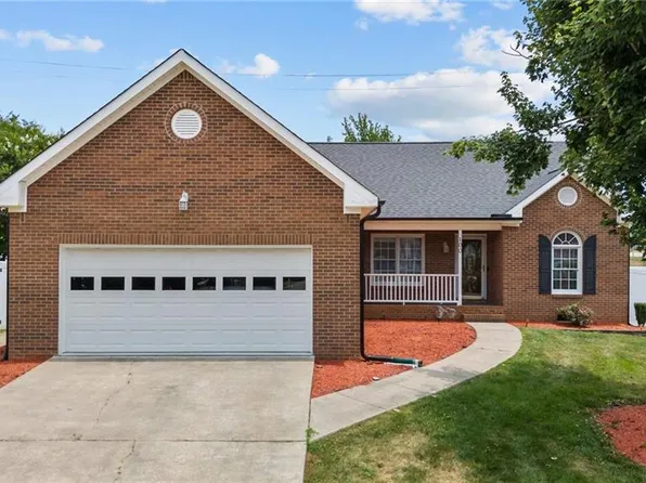 100 Stonburg Rd, Clemmons, NC 27012