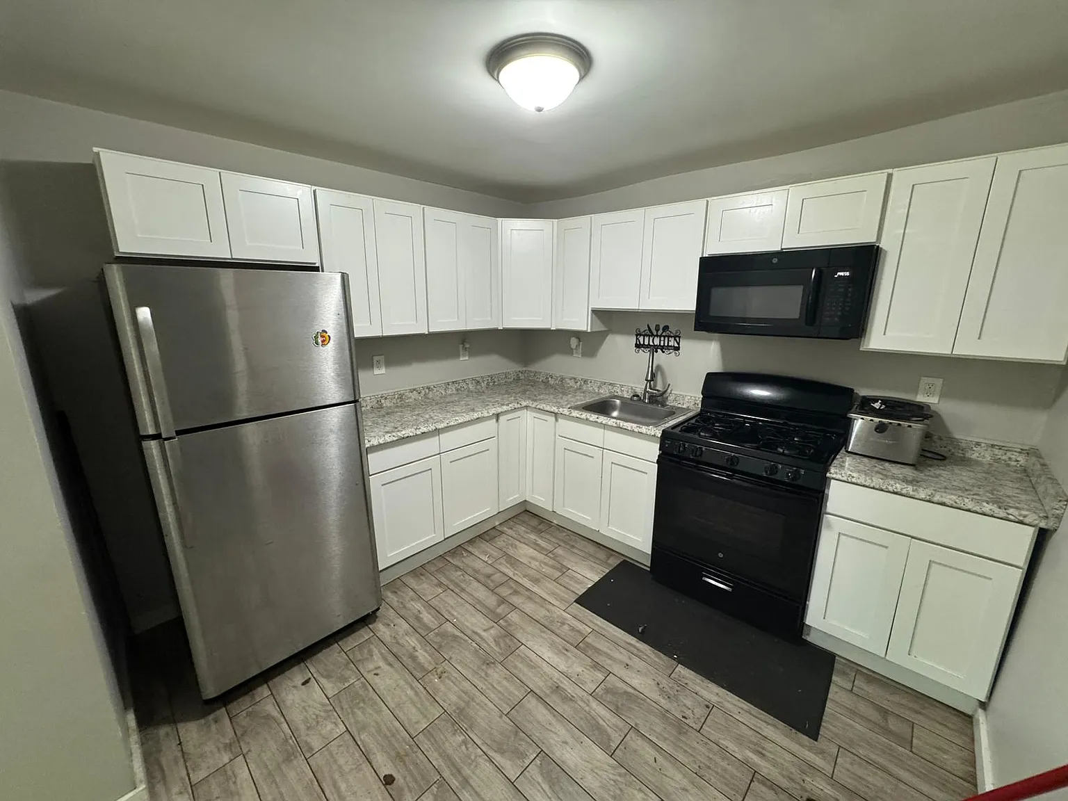3 bed, $2,400 — Photo 1