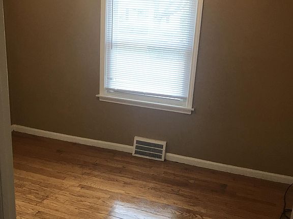 5th image of 25407 Stanford St