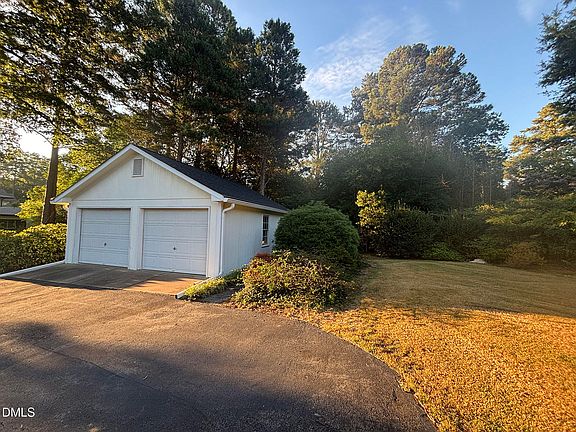 5th image of 3413 Redbud Ln