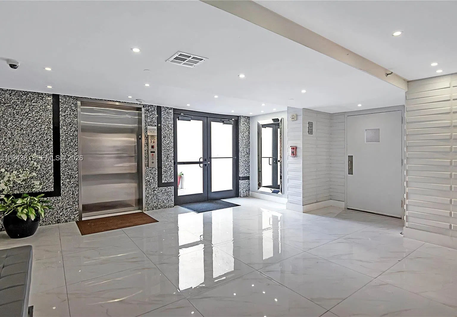 Plaza Of Americas Condo P — Photo 3