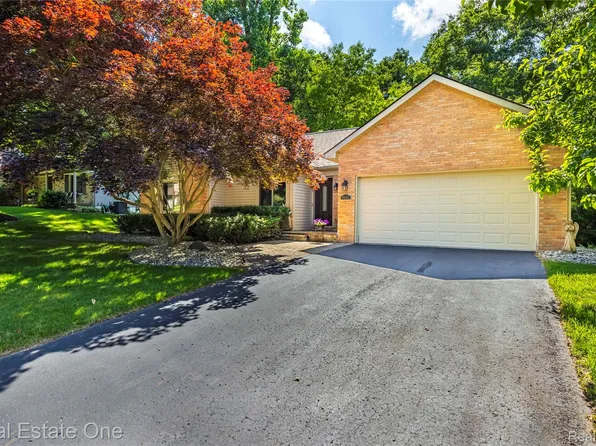 9611 Klais Rd, Clarkston, MI 48348