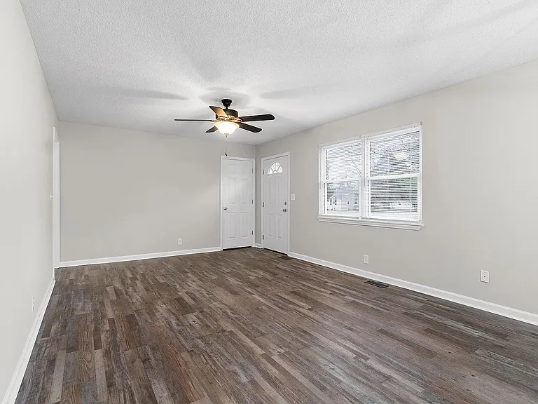 214 Tobacco Rd — Photo 14