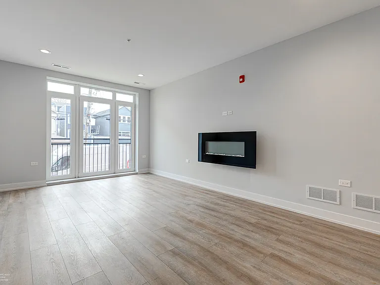 2813 W Belmont Ave #304 — Photo 8