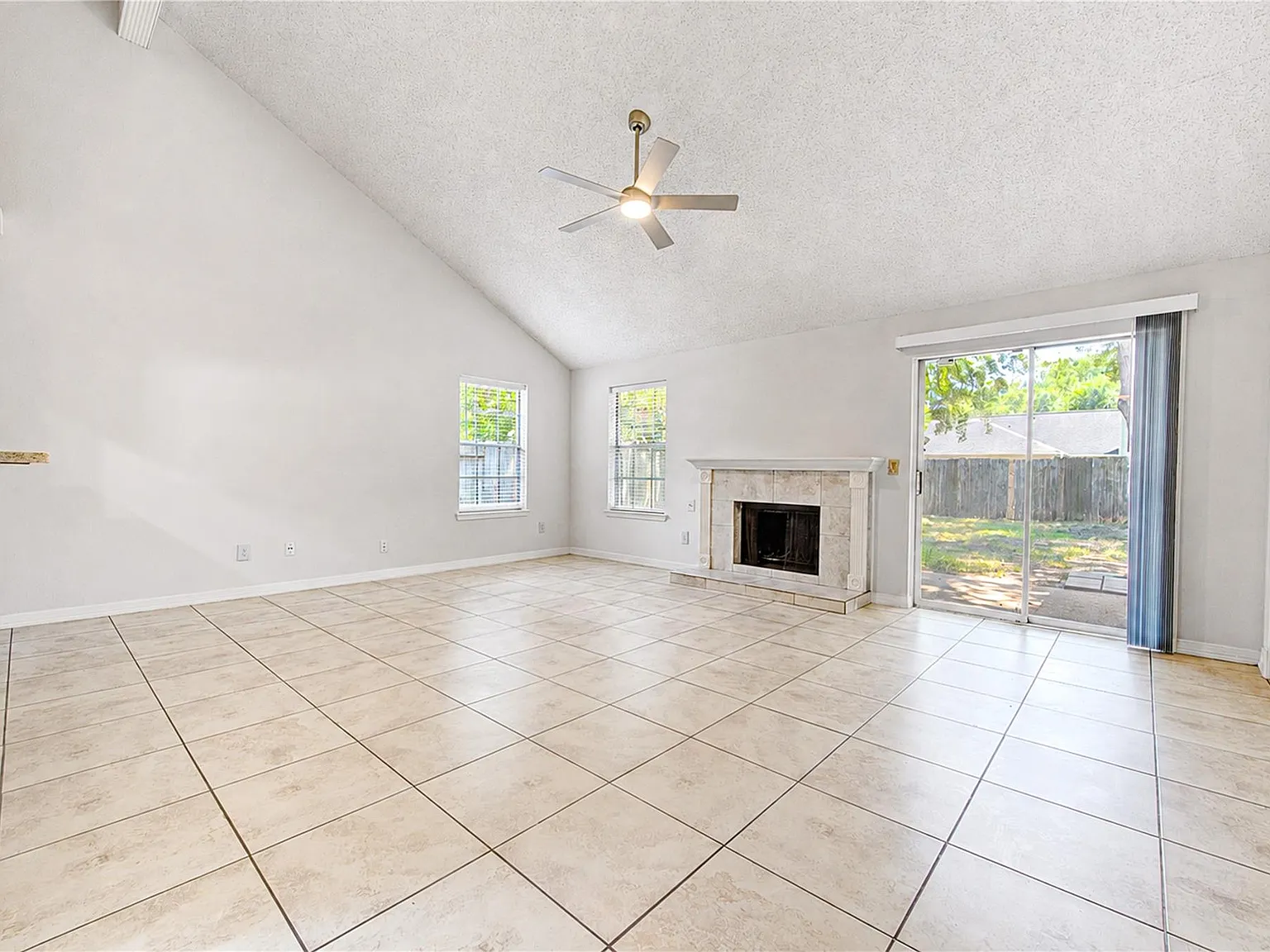 3 bed, 2.0 bath, 1284 sqft, $1,800 — Photo 3