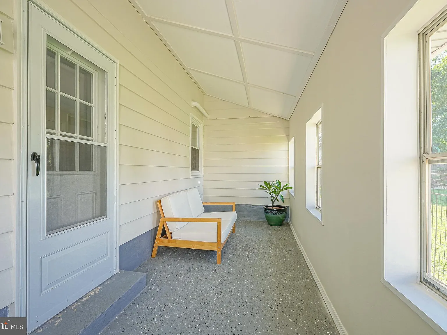 2 bed, 1000 sqft, $2,100 — Photo 2