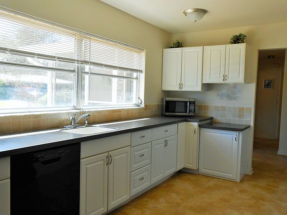 3rd image of 2040 Pine Ridge Dr