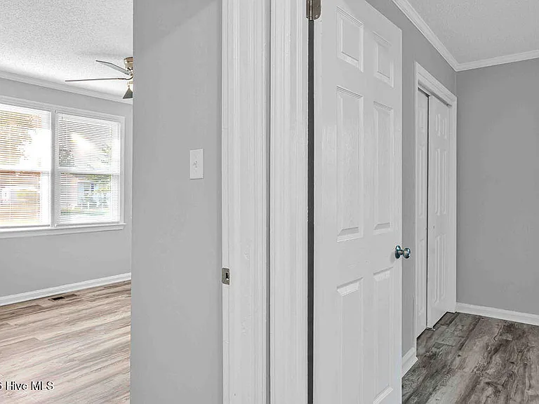 322 Starling St — Photo 12