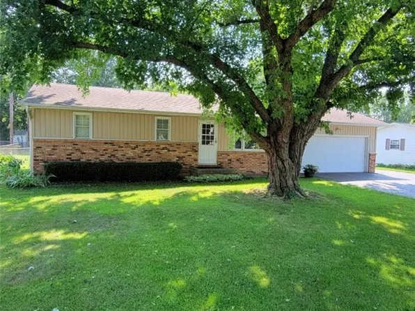366 S Powers St, Warrensburg, IL 62573