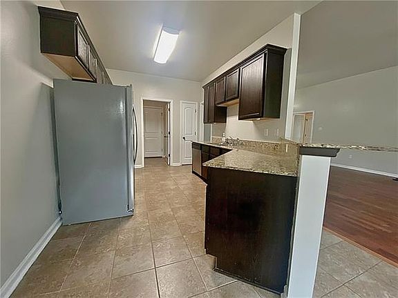 5th image of 221 Trenton Dr