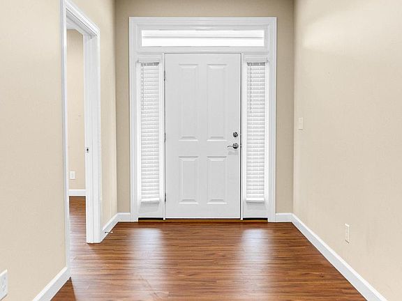4th image of 204 Ivy Ct