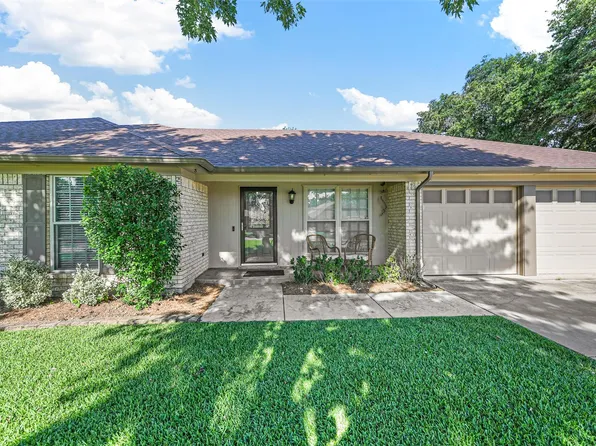 1018 Kane St, Benbrook, TX 76126