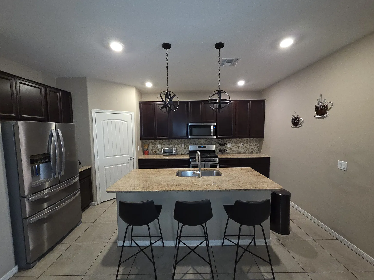 3 bed, 1465 sqft, $3,400 — Photo 3