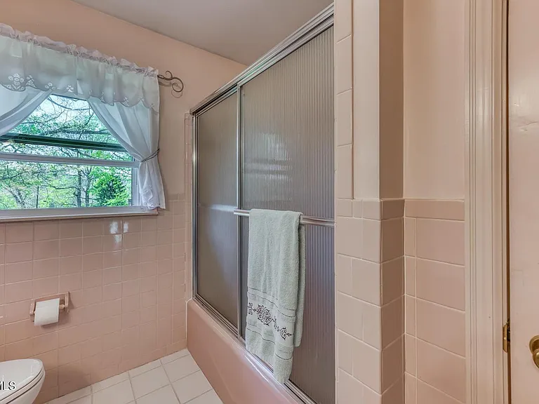 908 Meadow Ln — Photo 24