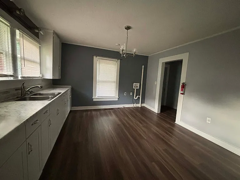 209 E Parker St — Photo 11