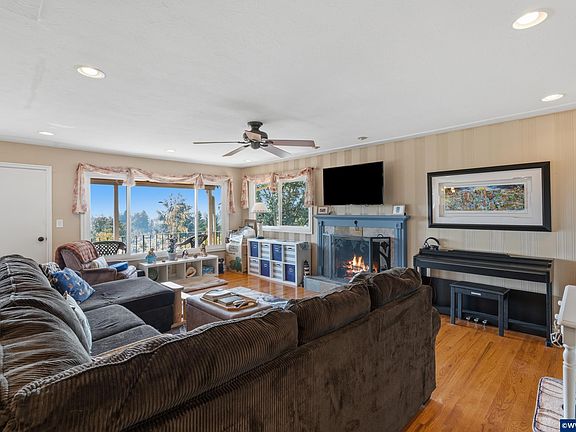 3rd image of 954 Terrace Dr NW