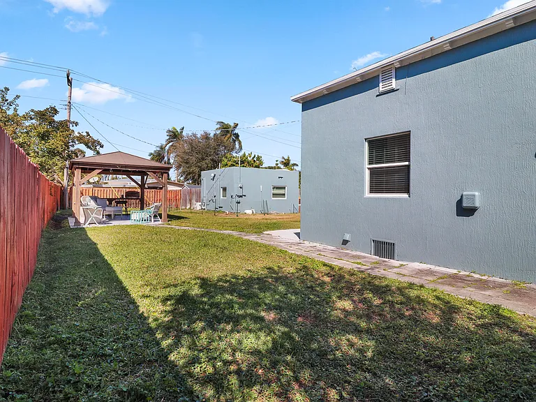 301 Hawthorne Dr — Photo 11