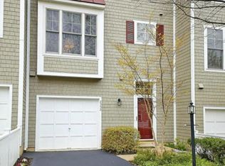 2552 Brenton Point Dr, Reston, VA 20191