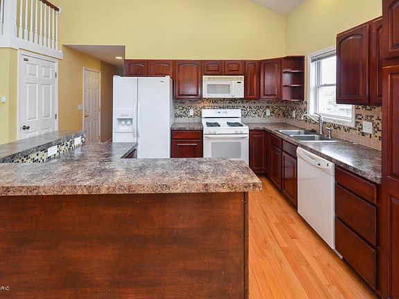 5th image of 6050 Glengarry Dr SE