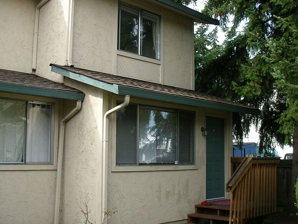 End unit townhome style condo