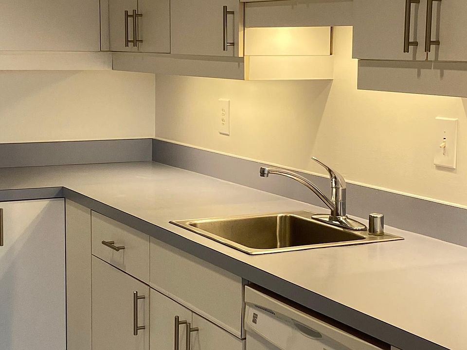 Kitchen: Lots of counter space!
