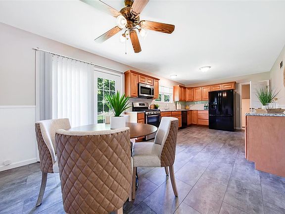 5th image of 8 Sharon Ct