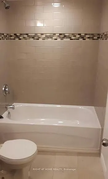 64 Daphne Cres #2 — Photo 5