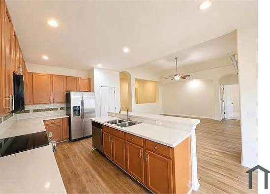 5 bed, 2238 sqft, $4,950 — Photo 2