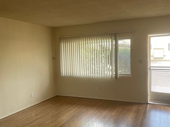 2nd image of 918 W Huntington Dr APT Q