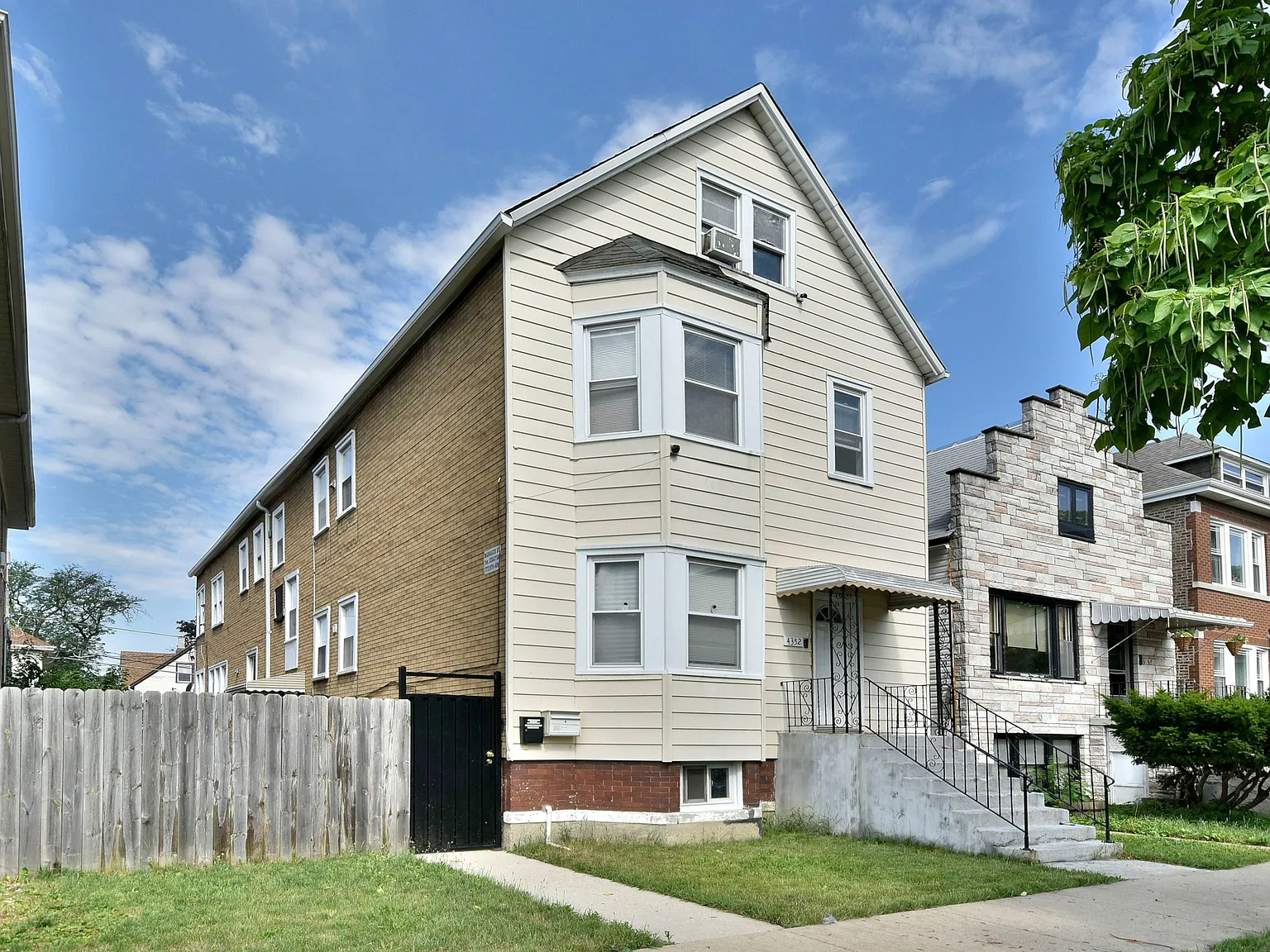 3 bed, 1200 sqft, $1,300 — Photo 1