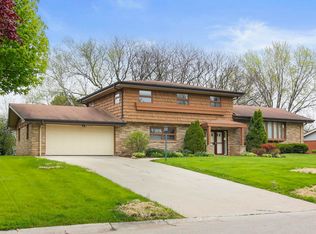 610 Alta Loma Dr, Thiensville, WI 53092