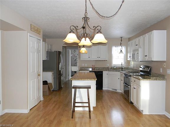 2nd image of 899 Brookfield Dr