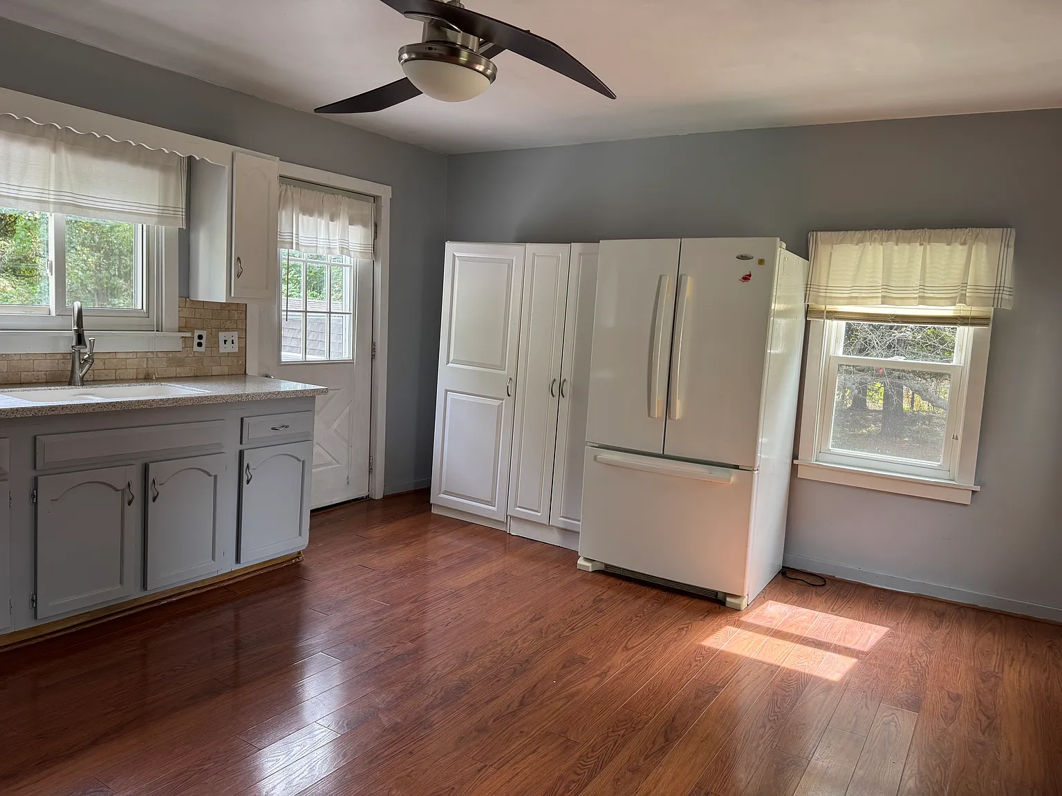 3 bed, 1376 sqft, $1,800 — Photo 2