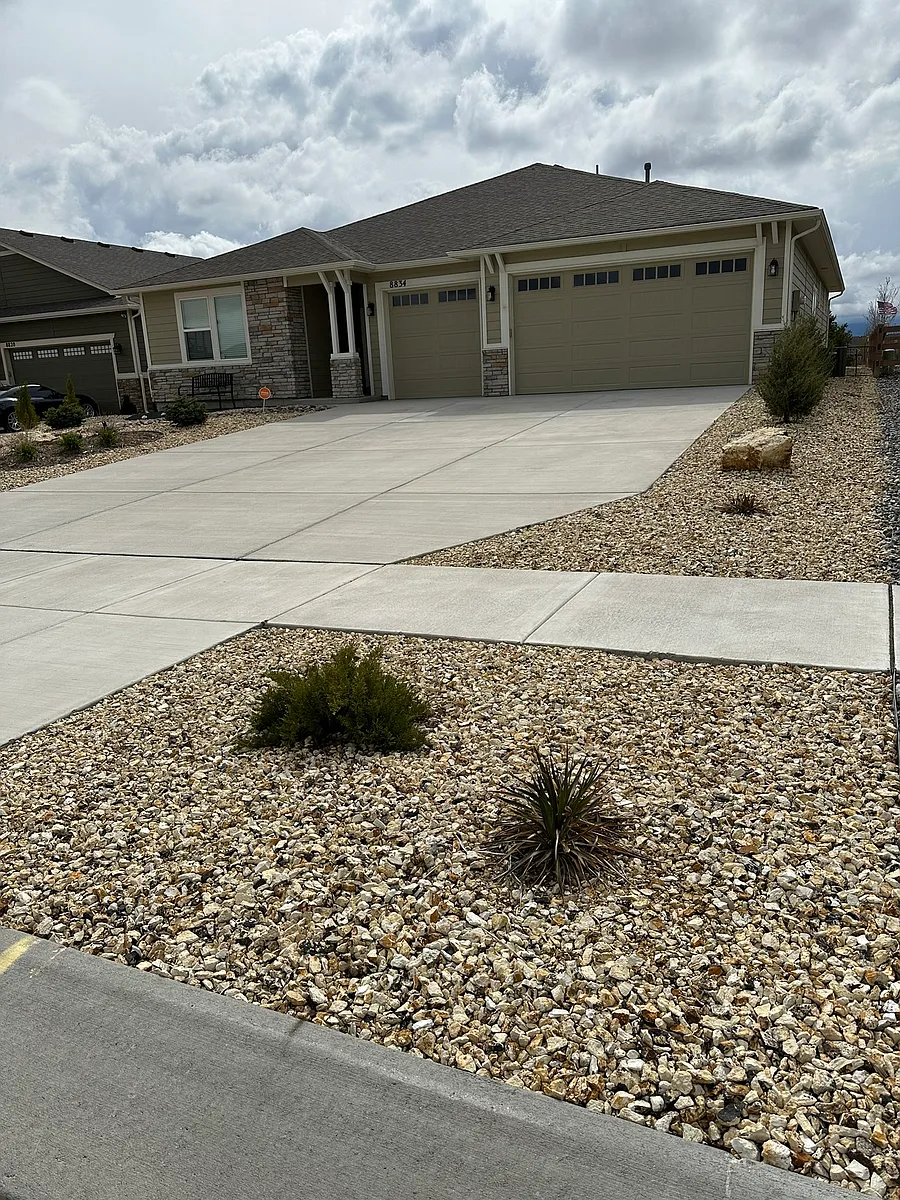 Giant driveway can park 6 vehicles; 3-Car garage - 8834 Chess Ct