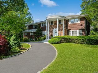 50 Starling Ct, Roslyn, NY 11576