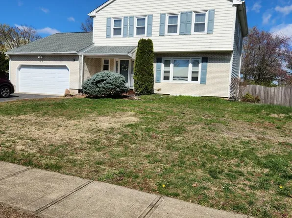 5 Eastern Dr, Kendall Park, NJ 08824