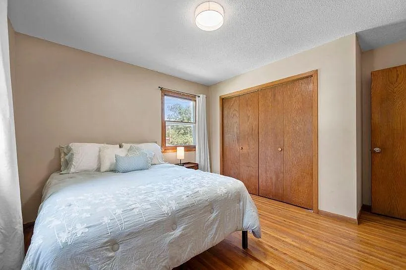 4 bed, 2.0 bath, 2171 sqft, $1,001 — Photo 2