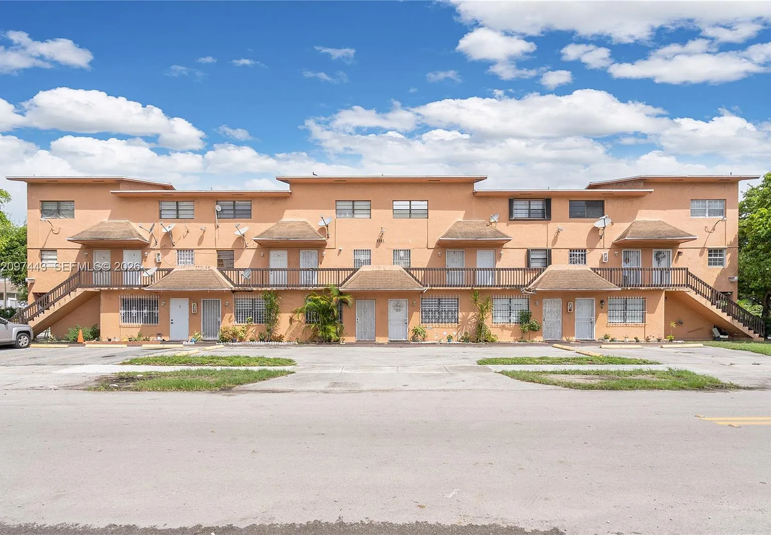 Alhambra Iv Condo — Photo 1