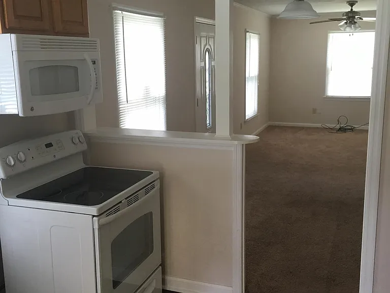 1801 Cotton Ct — Photo 2